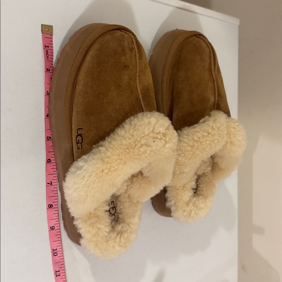 UGG Tan and Cream Shearling Slippers for kids - Picture 12 of 12